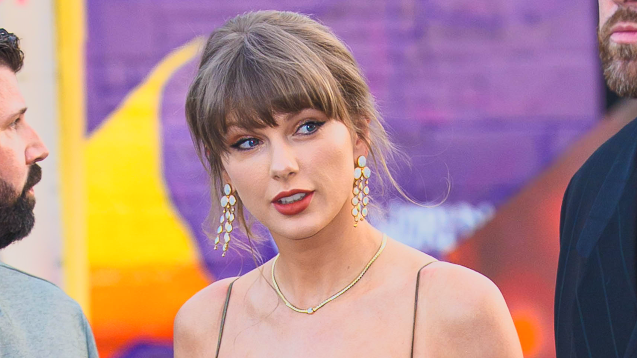 Taylor Swift Reveals Original Song 'I Knew It, I Knew You' for Toy post image